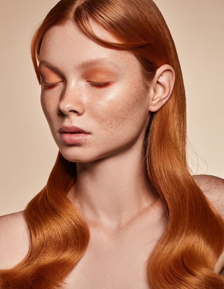 Visual minimalista com cabelo cobre e maquiagem clean 