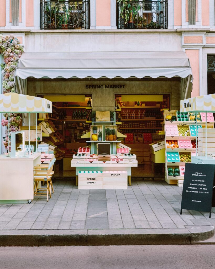 POP-UP DA PRADA BEAUTY EM UMA FRUTARIA DE MILÃO