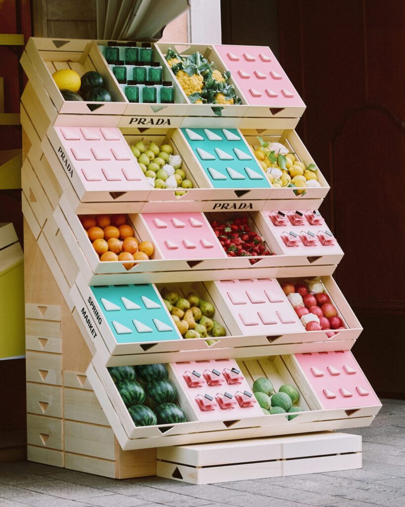 POP-UP DA PRADA BEAUTY EM UMA FRUTARIA DE MILÃO