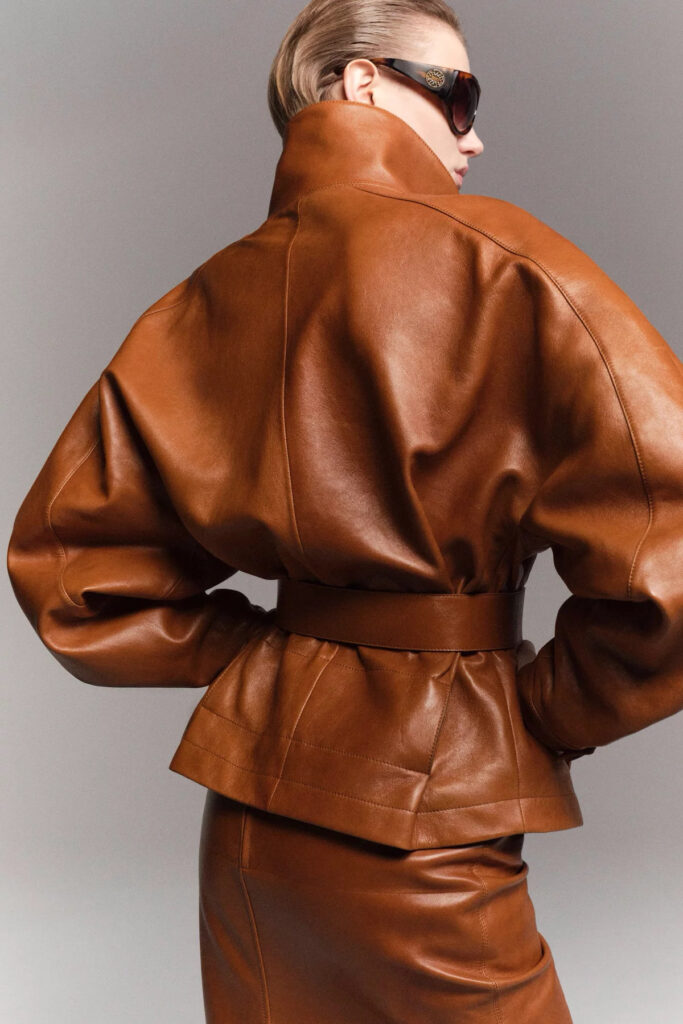 Look monocromático marrom com jaqueta gola alta minimalista