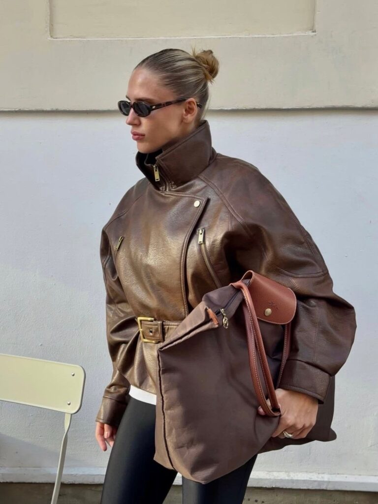 Funnel jacket de couro usada em styling contemporâneo