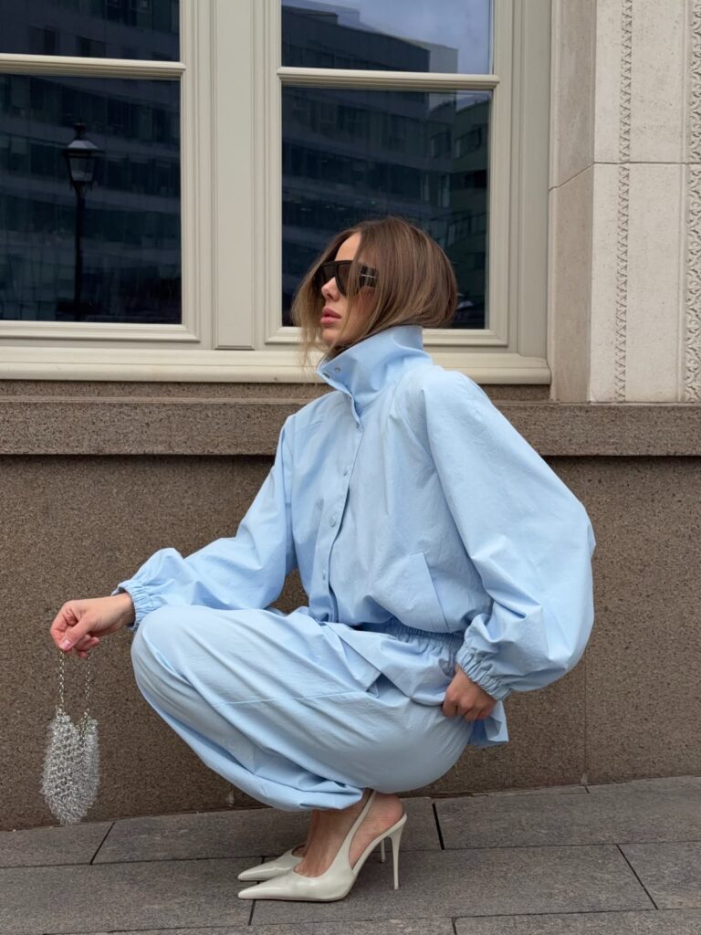 Look monocromático com jaqueta gola alta minimalista