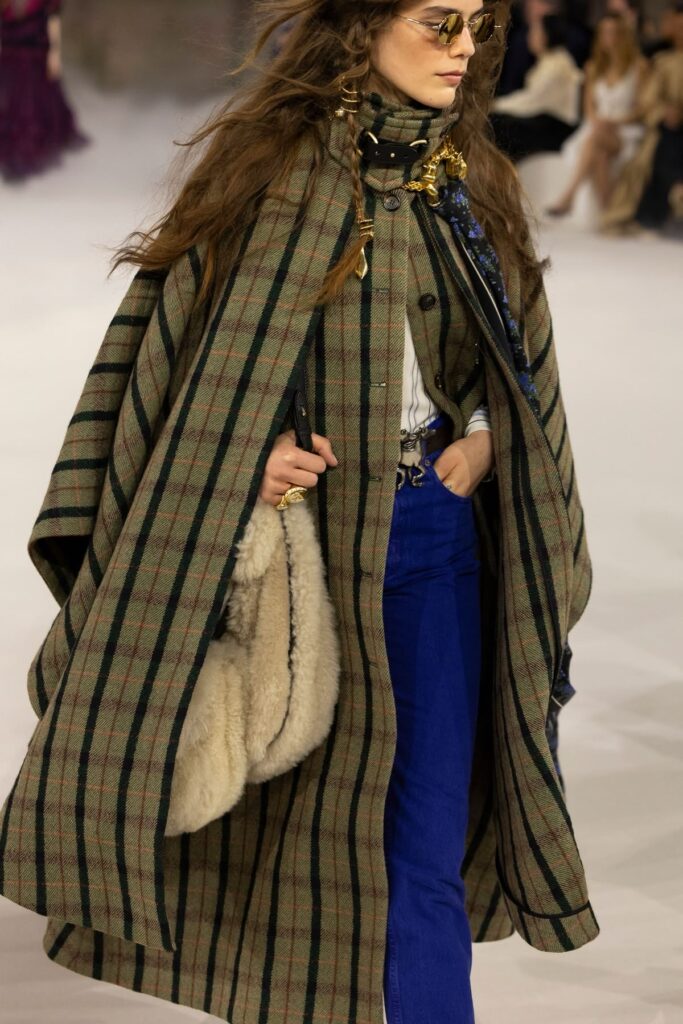 Look monocromático marrom com jaqueta gola alta minimalista