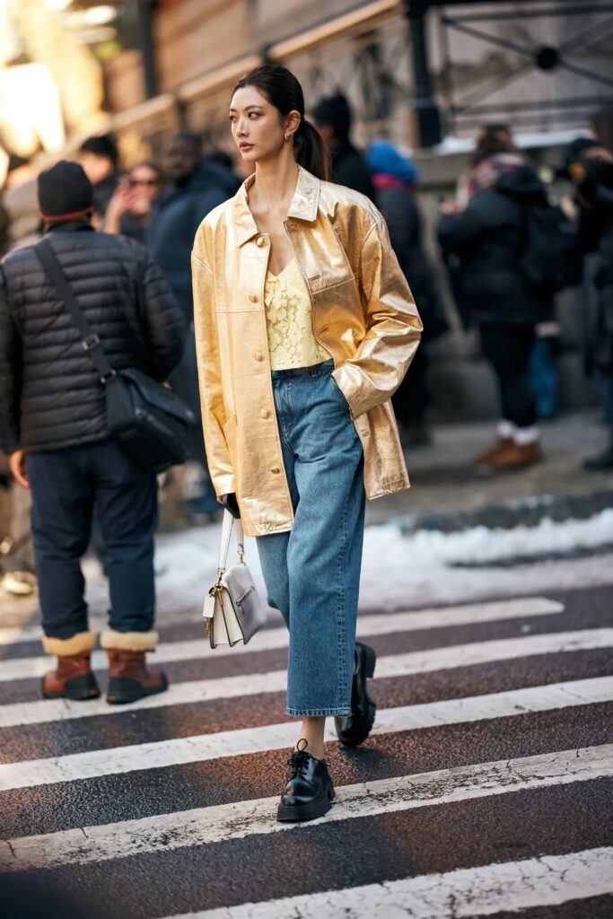 look de jeans com jaqueta  metalizada dourada