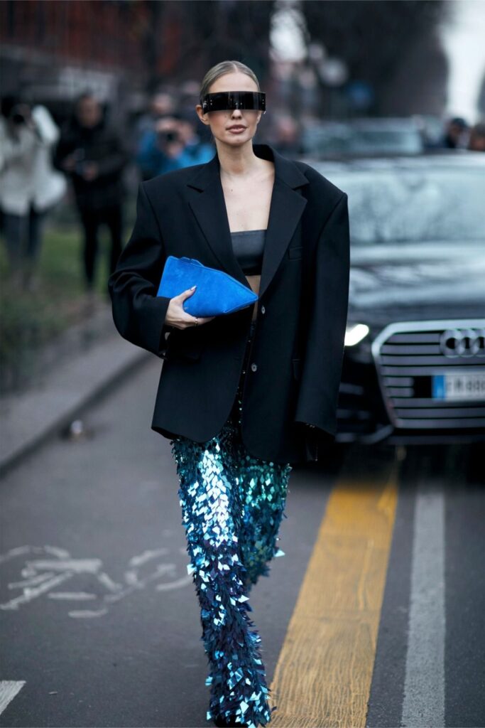 Calça de paete combinada com blazer oversized preto