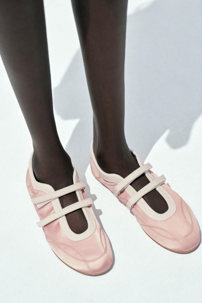 sapatilha rosa estilo bailarina é um dos sapatos tendência de 2026