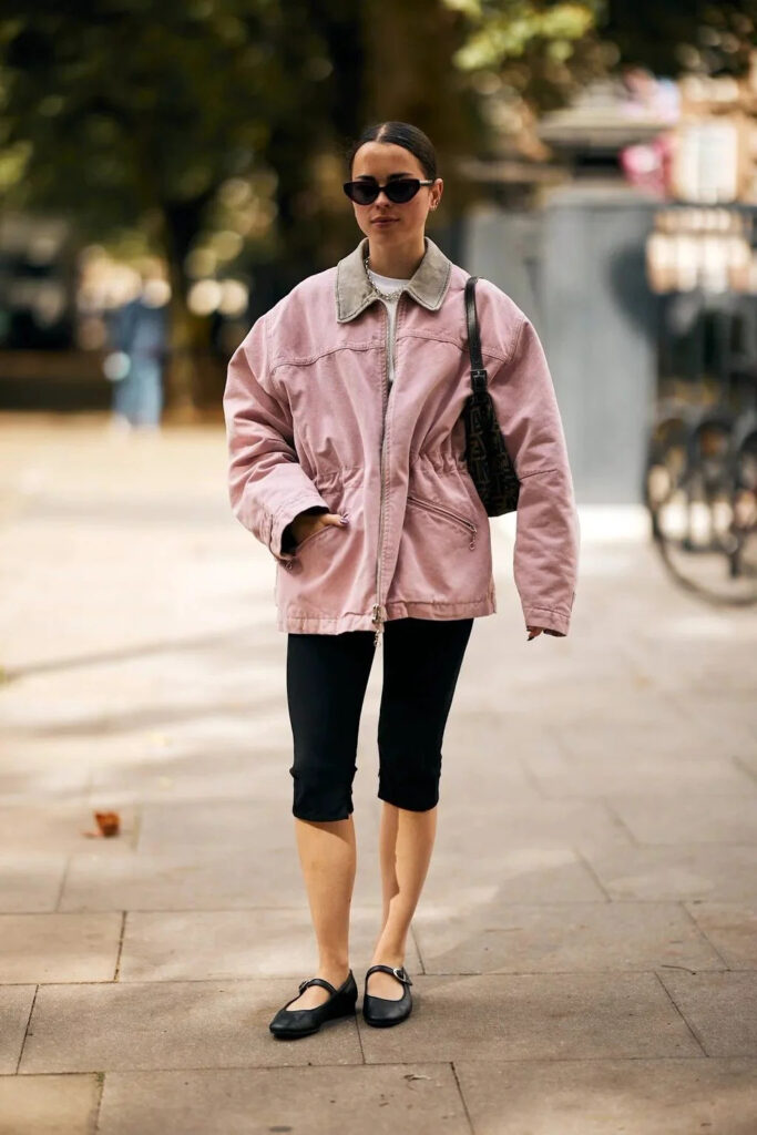 calça capri combinada com sapatilha 
