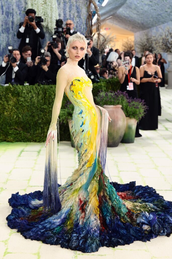 Met Gala 2026: os Looks mais Comentados da Noite; emma chamberlain no met gala 2026