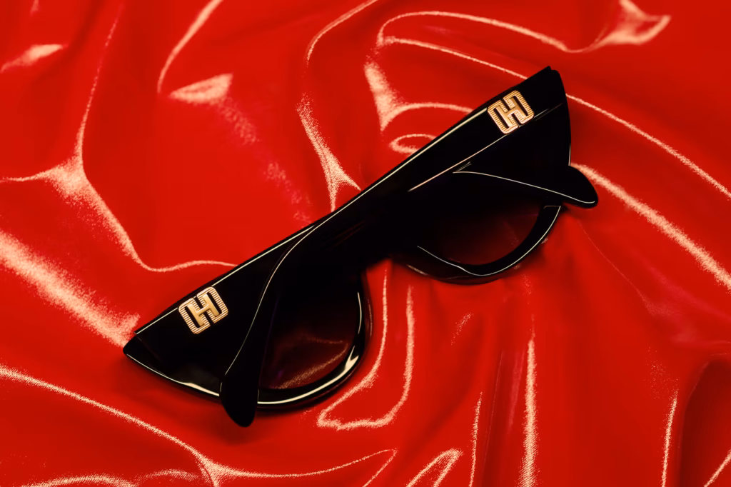 Debbie Harry assina coleção de óculos com a Cutler and Gross