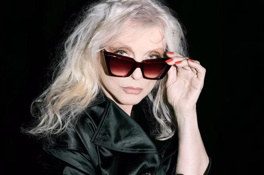 Debbie Harry assina coleção de óculos com a Cutler and Gross