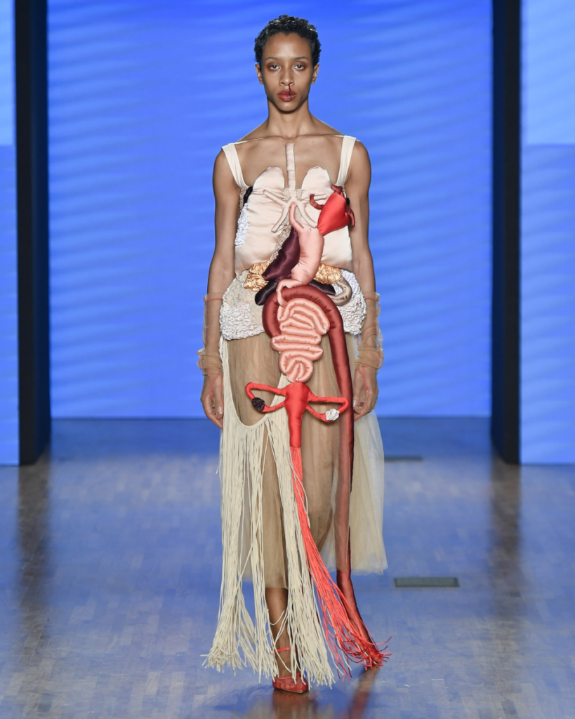Renata Buzzo representa o Brasil na mostra Costume Art