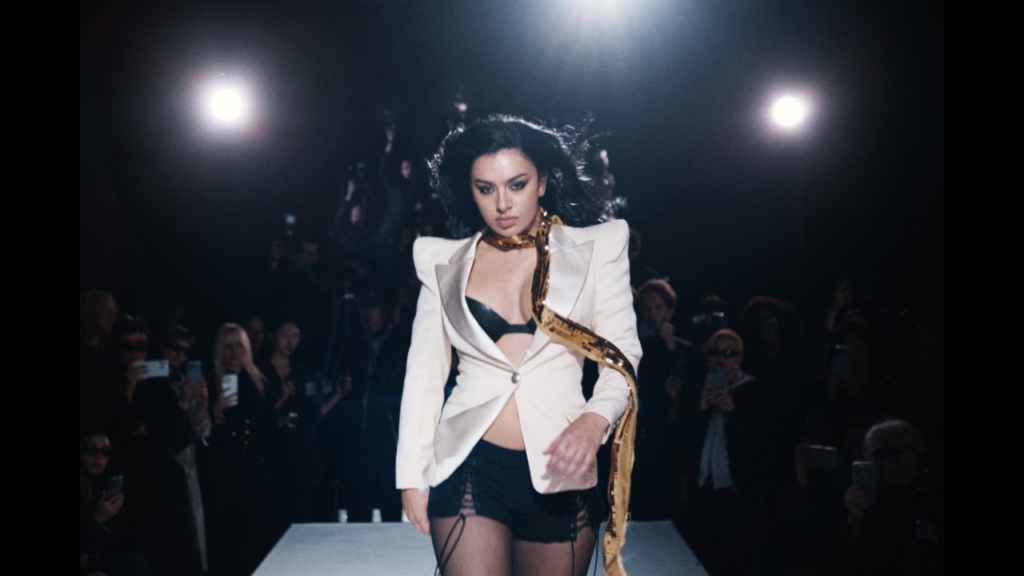 CHARLI XCX LANÇA CLIPE DE "SS26" INSPIRADO NOS BASTIDORES DA MODA