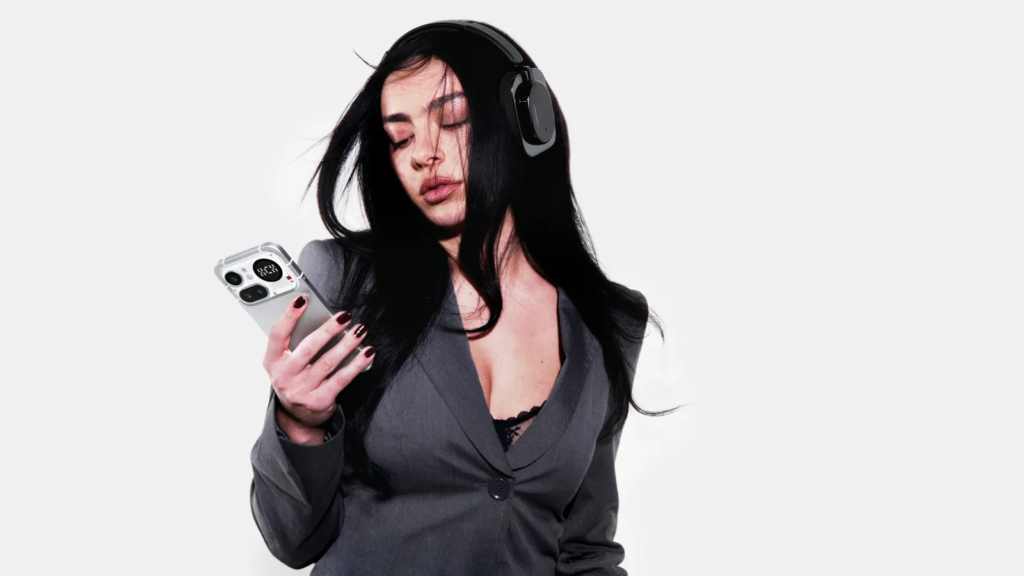 Charli XCX na nova campanha da Nothing