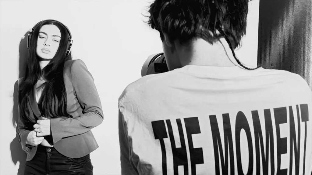 Charli XCX na nova campanha da Nothing