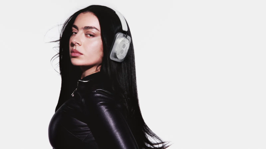 Charli XCX na nova campanha da Nothing