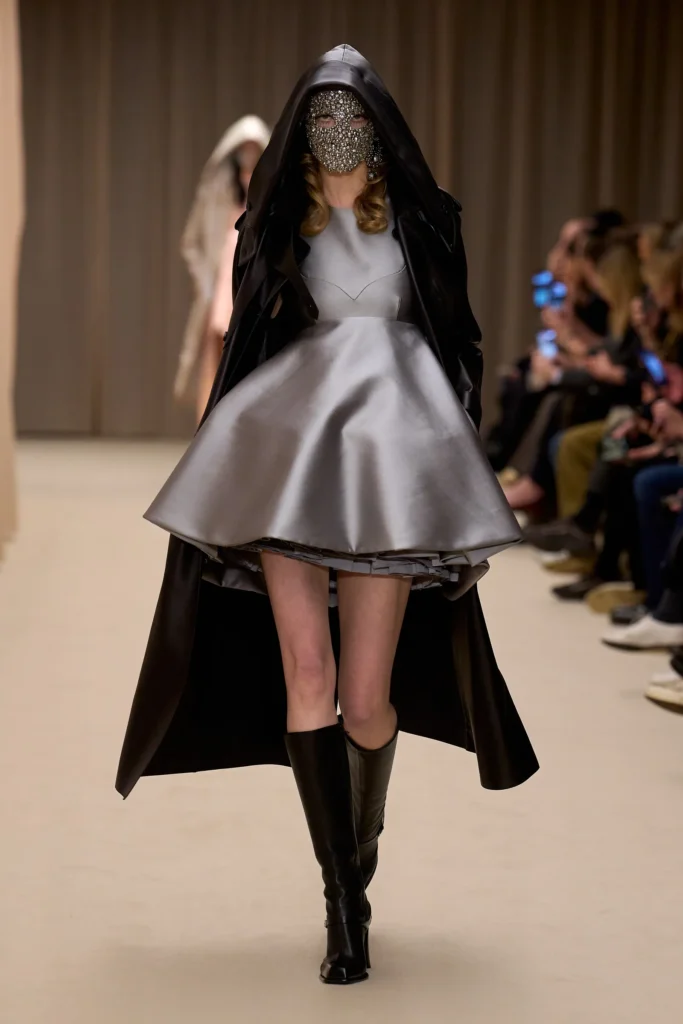 Alexander McQueen retorna à London Fashion Week para a SS27
