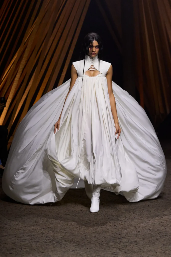 Alexander McQueen retorna à London Fashion Week para a SS27