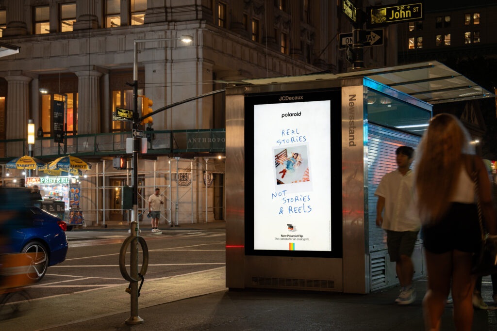Nova campanha da Polaroid incentiva momentos no offline