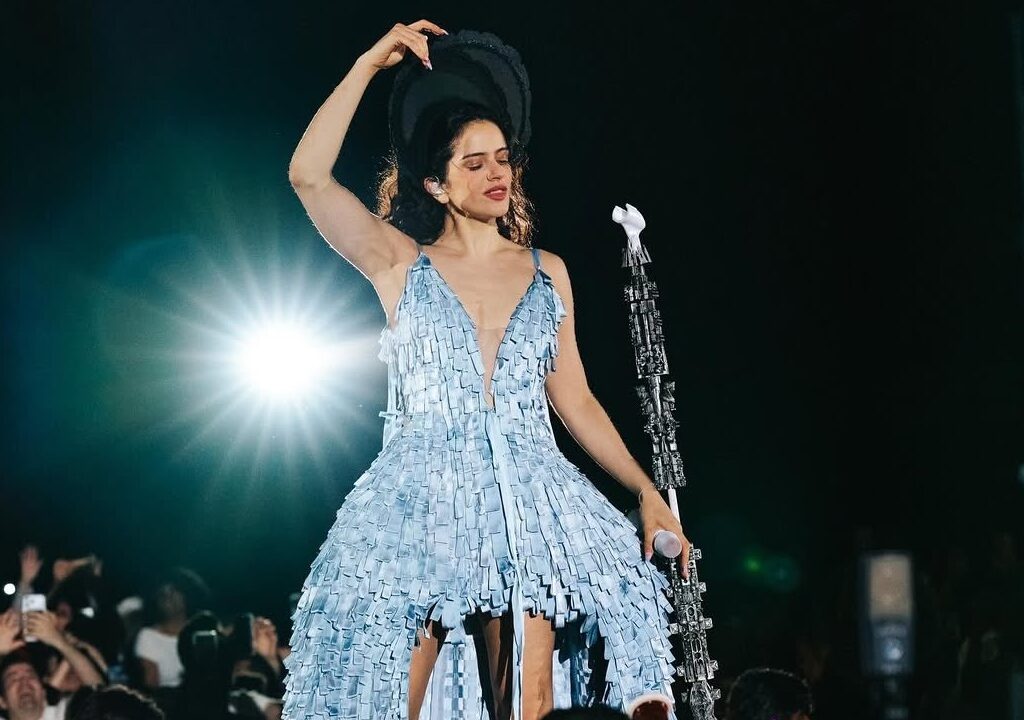 Os looks de Rosalía durante a turnê Lux