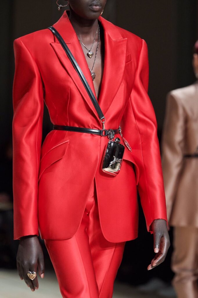 vermelho tomate na passarela