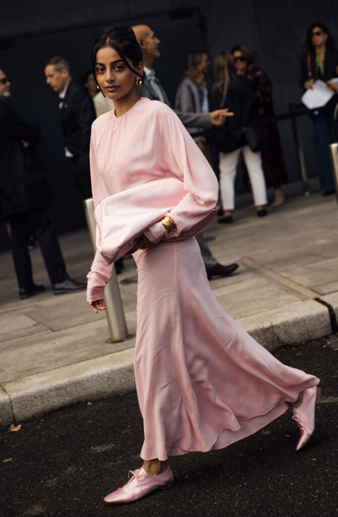look com vestido fluido rosa claro 