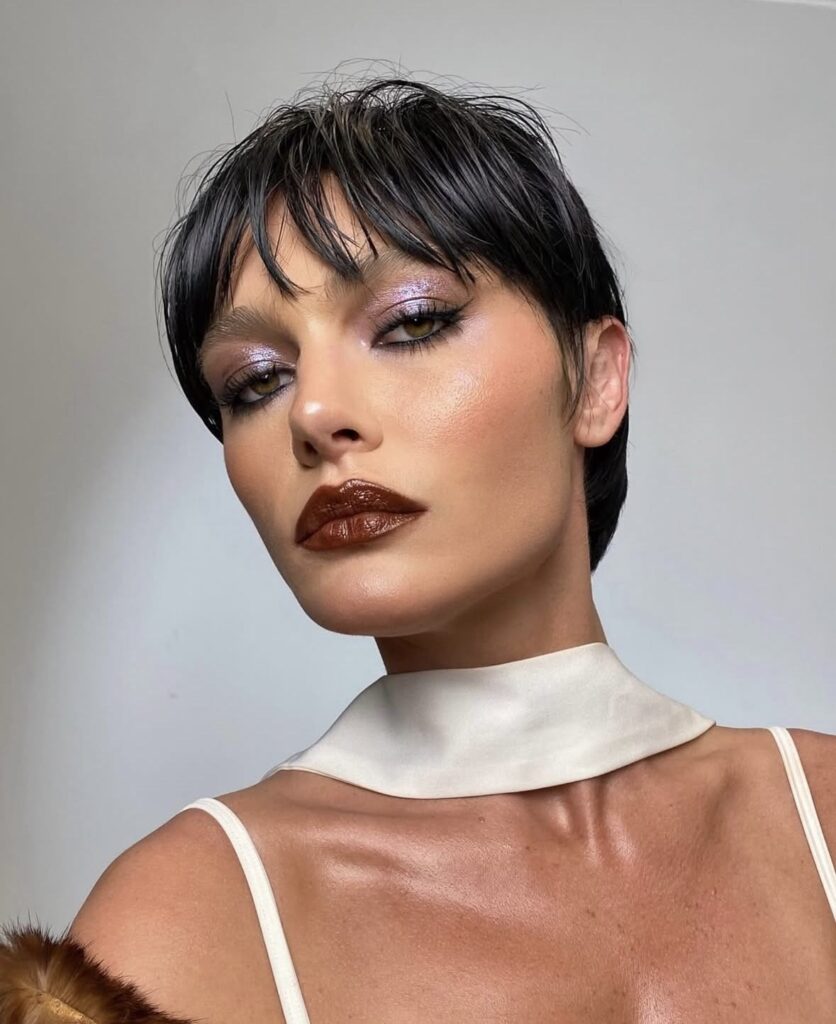 maquiagem com sombras metálicas e boca marrom 