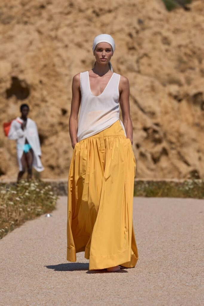 Jacquemus apresenta coleção Le Bonheur em desfile na Córsega