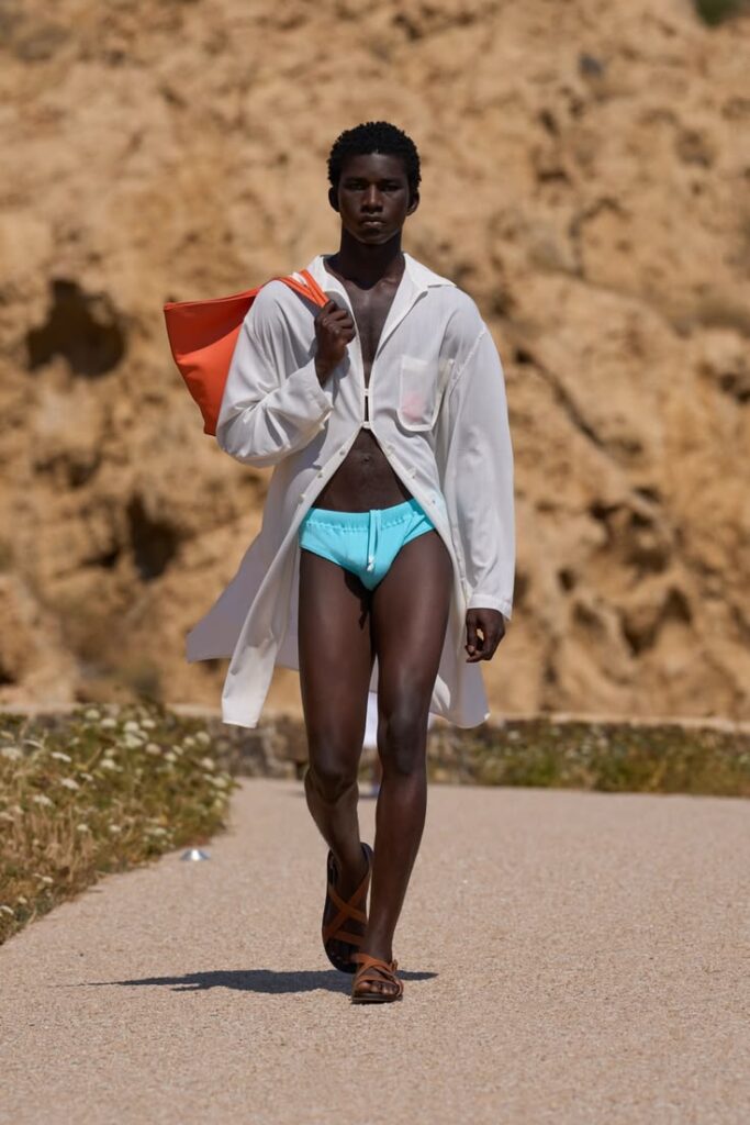 Jacquemus apresenta coleção Le Bonheur em desfile na Córsega