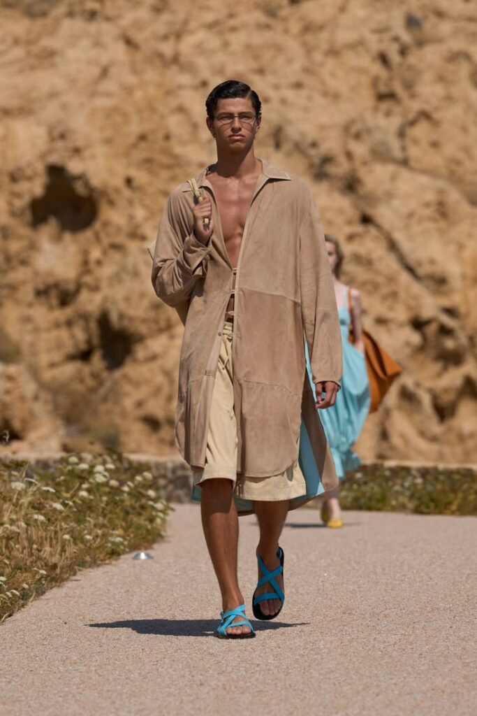 Jacquemus apresenta coleção Le Bonheur em desfile na Córsega