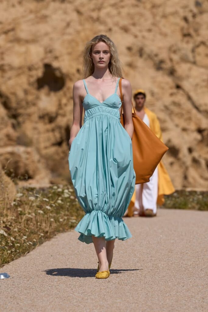 Jacquemus apresenta coleção Le Bonheur em desfile na Córsega