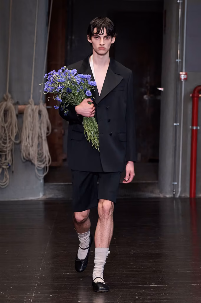 Simone Rocha apresenta primeiro desfile masculino em Florença
