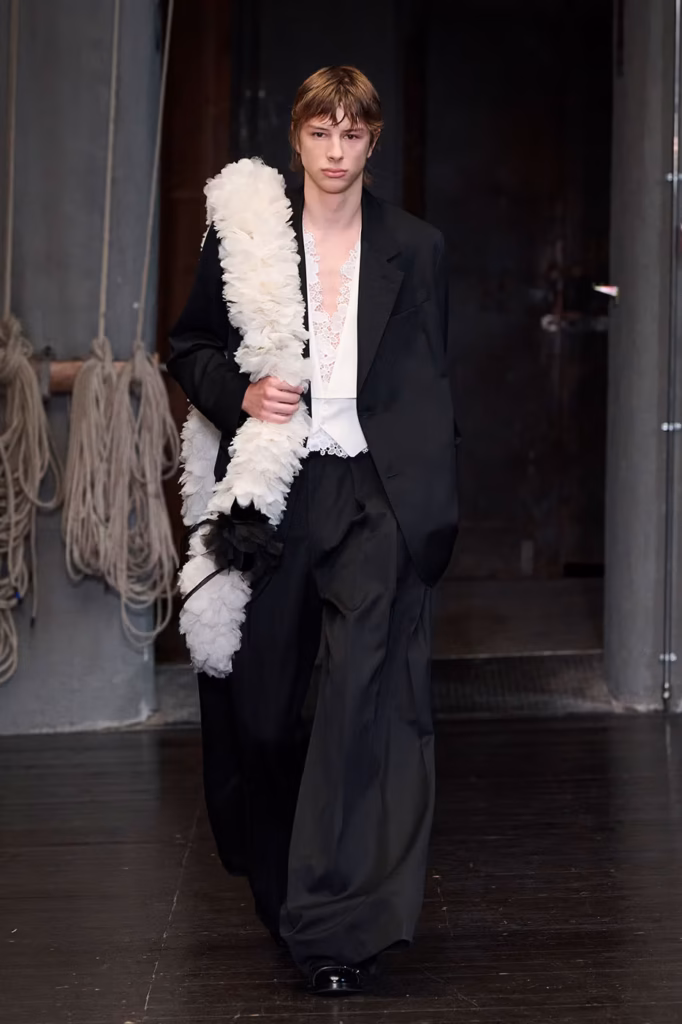 Simone Rocha apresenta primeiro desfile masculino em Florença
