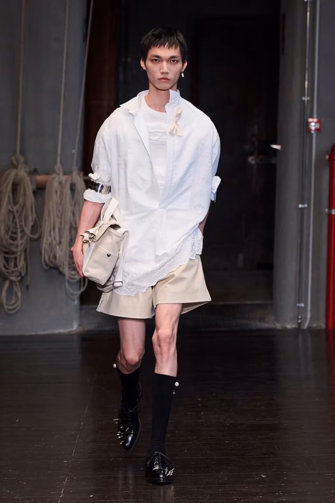 Simone Rocha apresenta primeiro desfile masculino em Florença