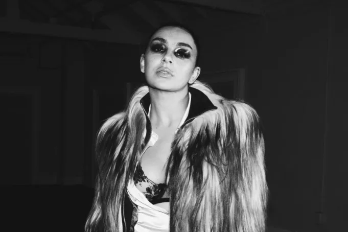 Martin Scorsese, John Cale e Marc Jacobs na capa do álbum de Charli xcx