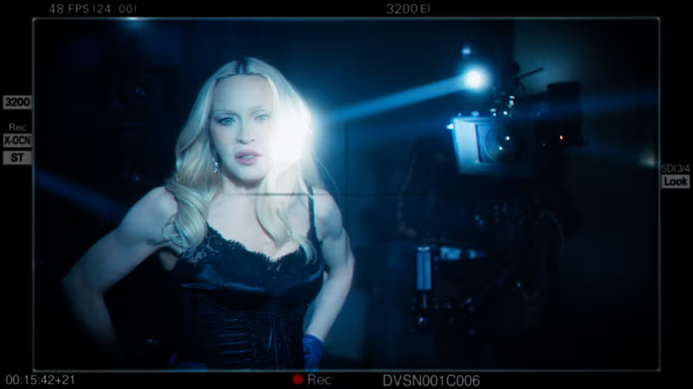 Madonna usa Dolce & Gabbana archive em Confessions II