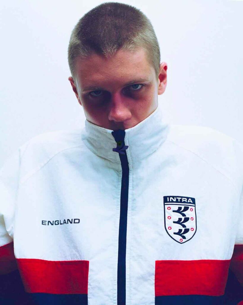Romeo Beckham lança jaqueta do Brasil na primeira coleção