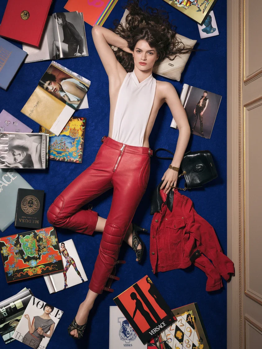 A nova campanha da Versace fotografada por Steven Meisel