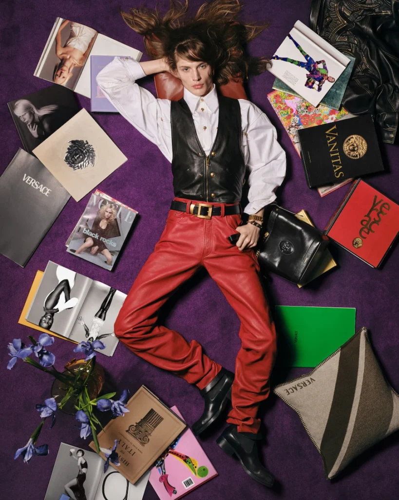 A nova campanha da Versace fotografada por Steven Meisel