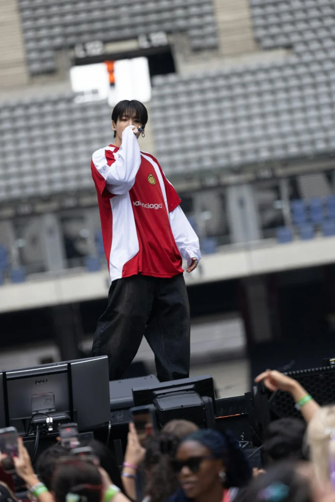 Looks da turnê do Jung Kook  foram criados pela Balenciaga