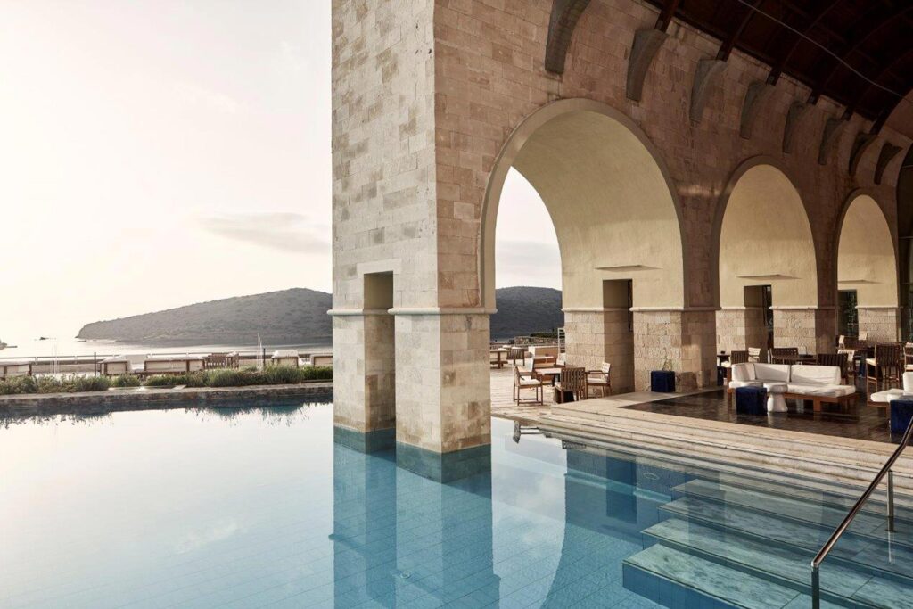 Rosewood Blue Palace estreia luxo renovado em Creta