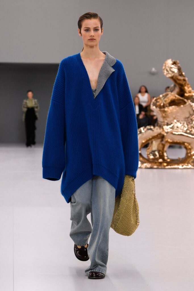 Modelo usando knitwear com tricôs oversized 