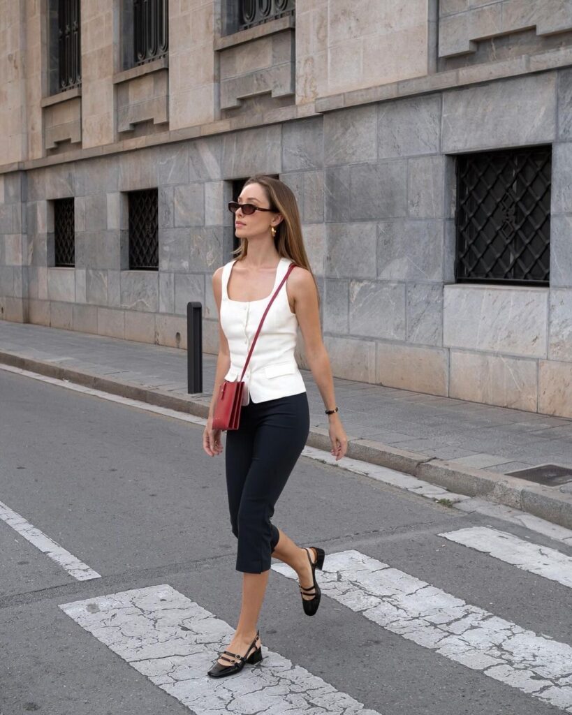Sandália de plástico colorida combinada com vestido leve de verão