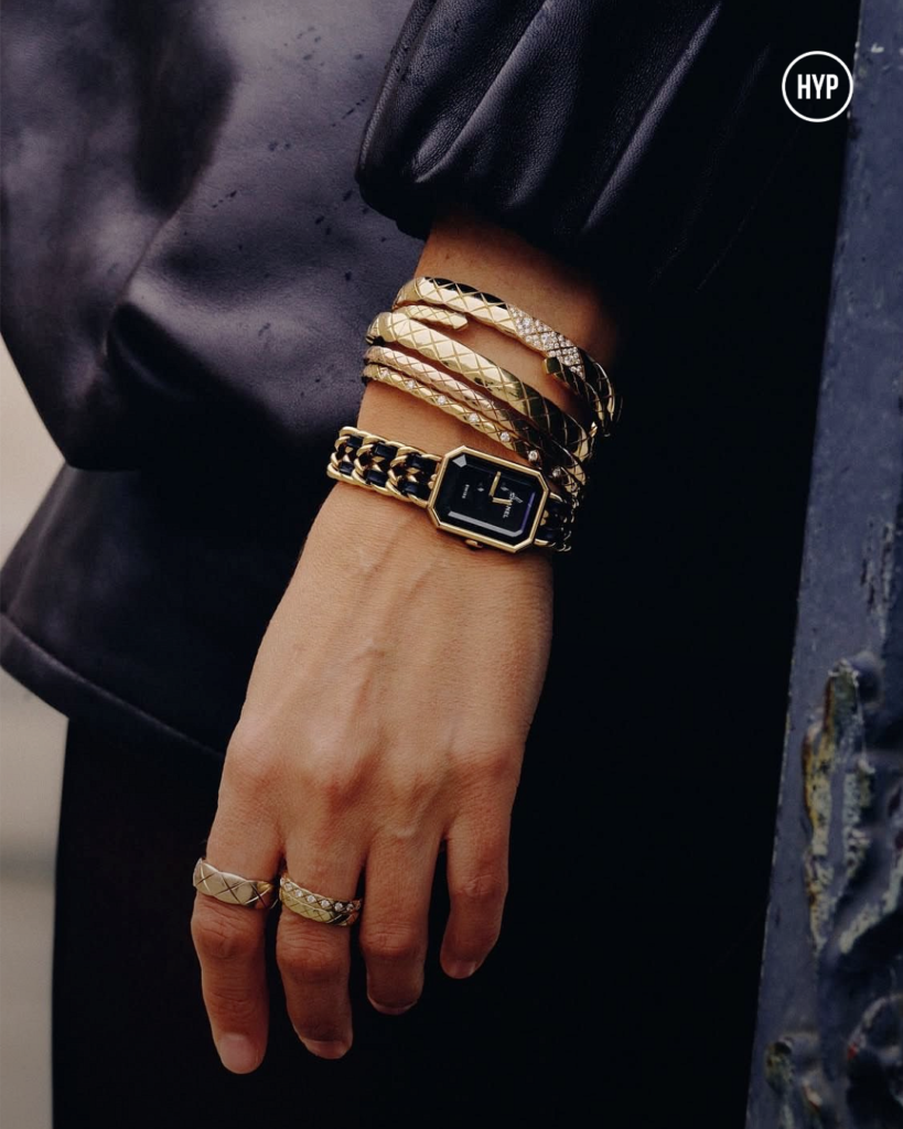 Relógio slim watch com pulseira de metal e couro em design minimalista inspirado na estética vintage e no quiet luxury.