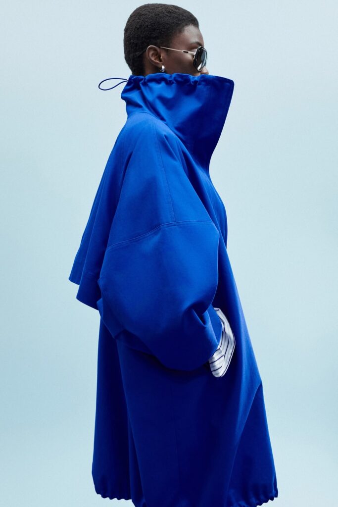 look de gola alta azul klein
