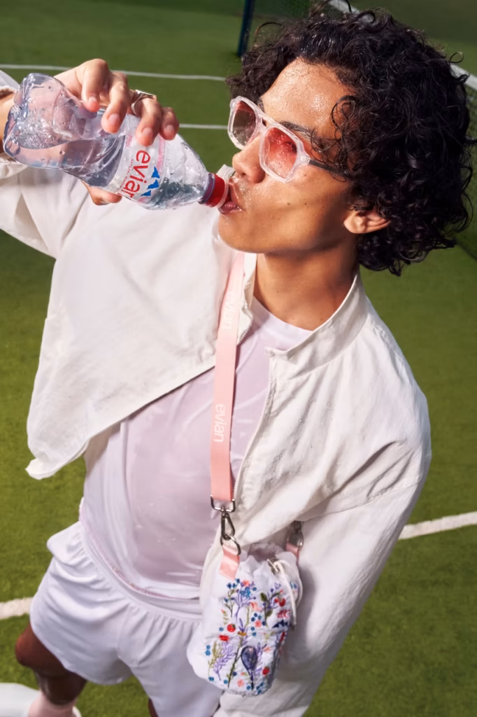Evian celebra 200 anos com bolsa exclsuiva para Wimbledon