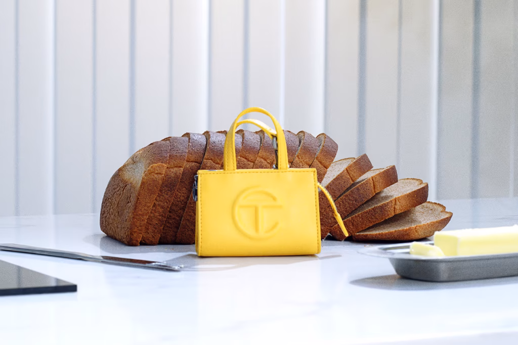 Telfar lança versão mini da icônica Shopper Bag