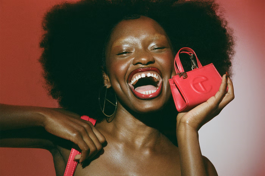 Telfar lança versão mini da icônica Shopper Bag