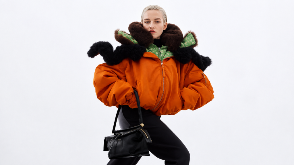 A nova campanha da Loewe com a atriz Julia Garner