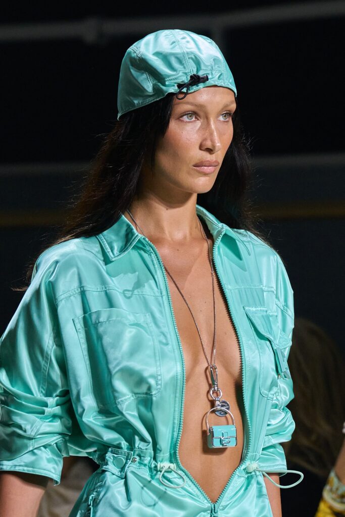 Bella Hadid usando Azul Tiffany 