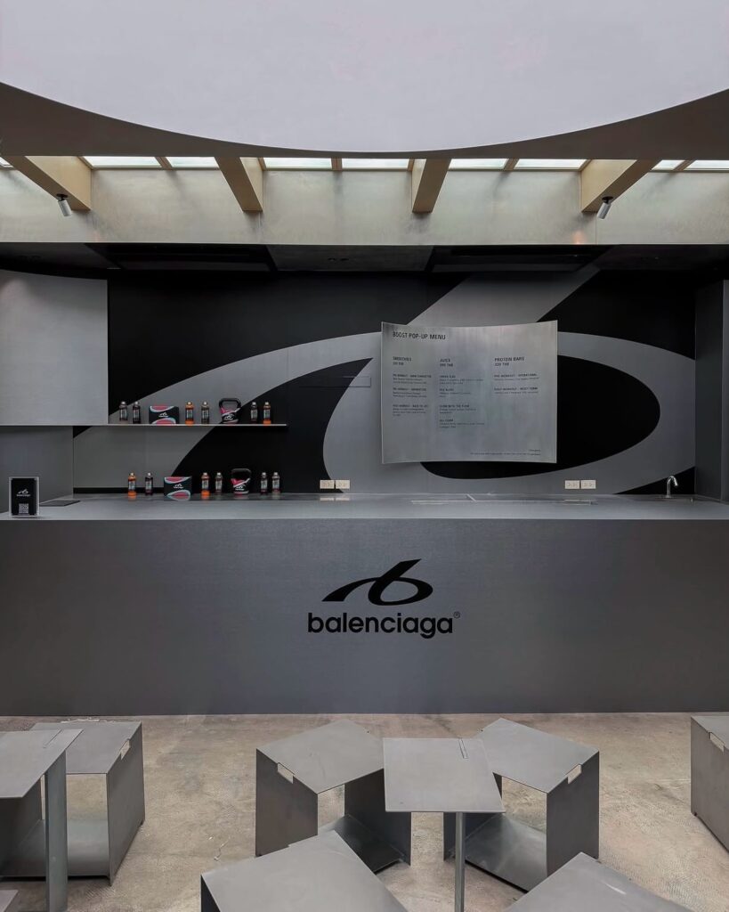 Balenciaga transforma café em Bangkok em pop-up fitness